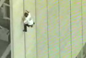 Örümcek Adam New York Times'a Tırmandı (VİDEO)