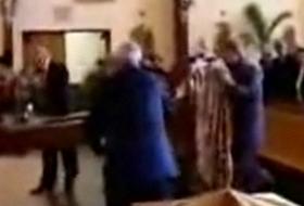 Kilise Görevlileri Putu Düşürürse (VİDEO)