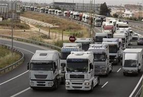 İspanya'da nakliyeciler hayatı felç etti