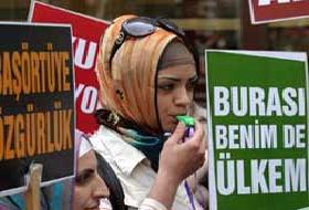 Başörtü yasağına düdüklü protesto