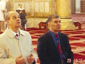 Bu da Başbuğ'un camide dua resmi