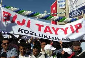 Erdoğan'a Kürtçe pankart toplatıldı