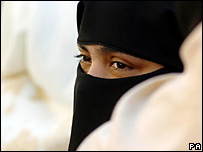 Peçeli öğretmene ceza