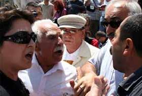 Protestocular birbirlerine girdi