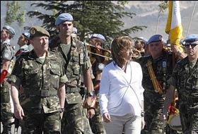 Kadın Bakan Orduyu Resmen Biçti