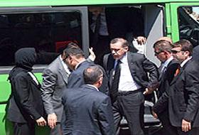 Cenaze arabasında Başbakan