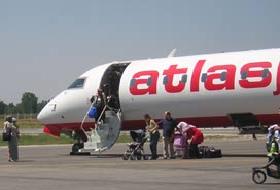 Yolucular tartılarak uçağa alındılar