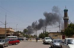 Bağdat patlamalarla uyandı