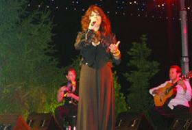 Yahudi şarkıcı ezan okununca konsere ara verdi