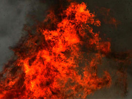 Vekilin üzerine benzin döküp yaktı