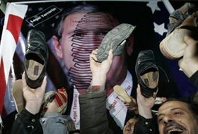 İsrail Büyükelçisine ayakkabı atıldı(Video)