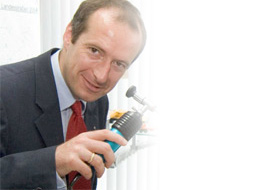 Aşırı hız yapan bakan istifa etti