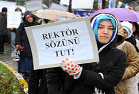 Boğaziçi'nde başörtülü öğrenciye destek