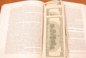 İncil içine 30 bin dolar gizledi!