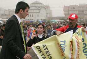 Mitingte toplatılan Erdoğan pankartı (FOTO)