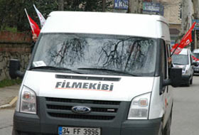 Kanal D minibüsündeki CHP bayrağı