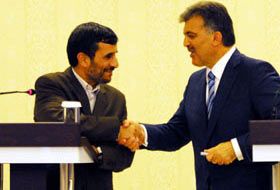 Gül, Ahmedinejad'la biraraya geldi