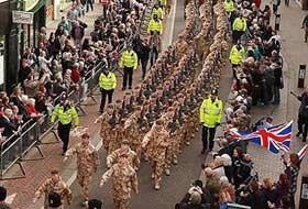 İngiliz askerleri müslümanların üzerine yürüdü