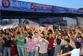 Üniversitelileri isyan ettiren CHP afişi