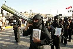 Müslümanlar Musul'da şeriat afişleri dağıtıyor