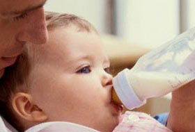 Gazze'li Bebekler Biberon Bulamıyor !