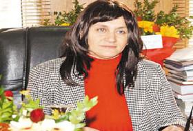 Mazbata almak için peruk taktı