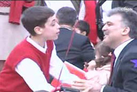 Gül ile Çocuk arasında ilginç mücadele (VİDEO)