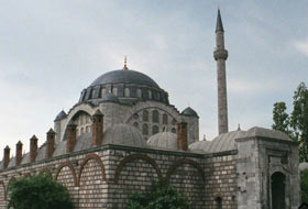 Savaş, bine yakın camiyi yıktı