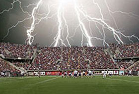Futbol sahasına yıldırım düştü: 26 yaralı