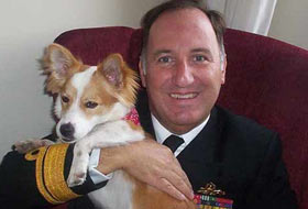 Paşa'dan köpeğinin emrine 2 asker