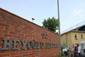 Adliyeye 'köstebek' baskını