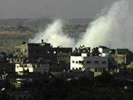 İsrail askerleri bir camiyi kuşattı