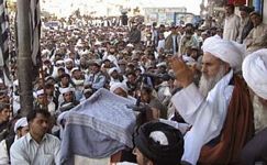 Pakistan'da Dini Eğitim Veren Medresenin Bombalanması Protesto Edildi