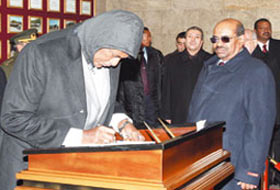 El Beşir baş danışmanını kovdu