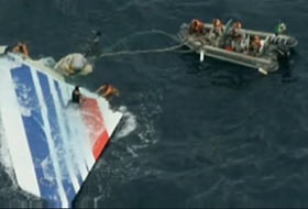 Okyanusta düşen uçağın enkazı bulundu