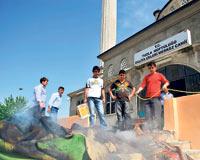 İki cami yakılmak istendi