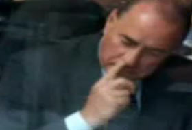 Berlusconi'yi rezil eden görüntü (VİDEO)