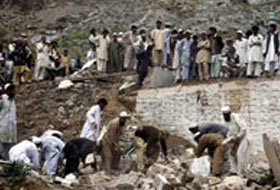 Cenazenin üzerine bomba yağdı