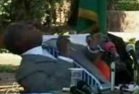 Maymun, başkanın üzerine işedi (VİDEO)