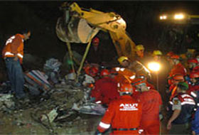 Dinamit deposuna yıldırım düştü