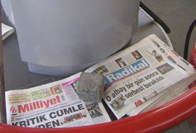 Doğan"ın gazeteleri ayağa düştü