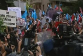 Çin büyükelçiliği önünde arbede