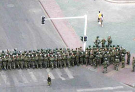 Çinli binlerce asker Urumçi sokaklarında