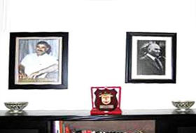 Babasının portresi başına iş açtı!