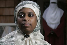 Başörtüyü çıkarmayan kadına hapis