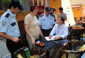 Sigara içilen kahvehaneye polis baskını