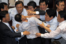 Mecliste Tekme Tokat Birbirlerine Girdiler (VİDEO)