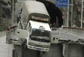 Toprak kaymasından böyle kurtuldu (FOTO)