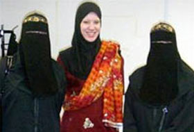 İngiliz polisi çarşaf giydi