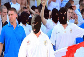 "İslamla mücadele" için holigan tutmuşlar